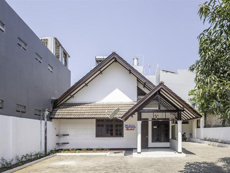 OYO 1568 Stasiun Ka Cirebon Guest House Exterior foto
