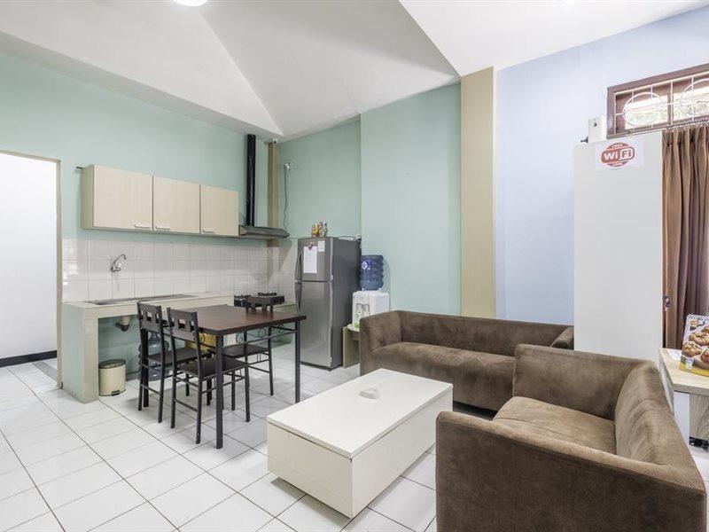 OYO 1568 Stasiun Ka Cirebon Guest House Exterior foto