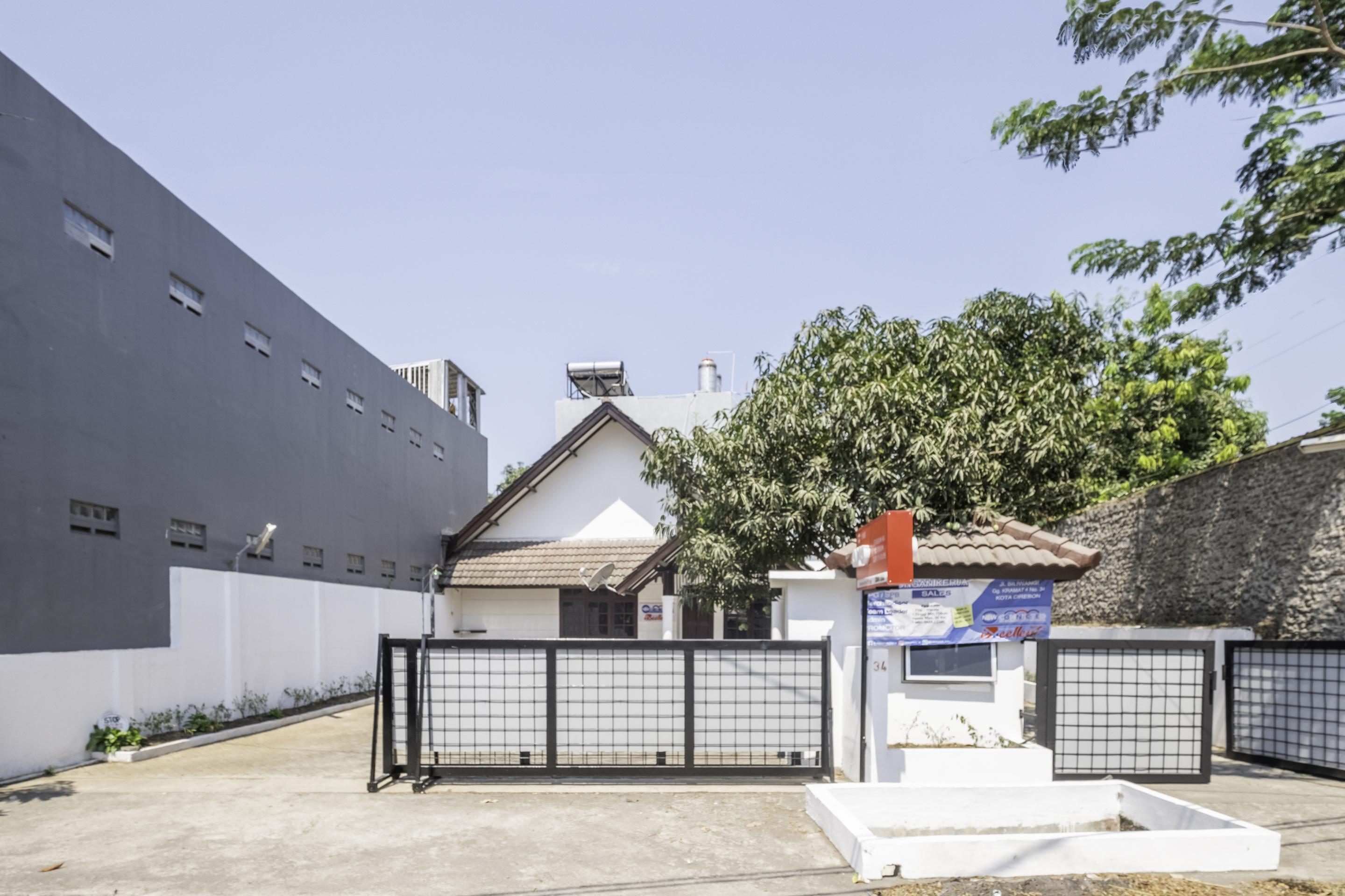 OYO 1568 Stasiun Ka Cirebon Guest House Exterior foto