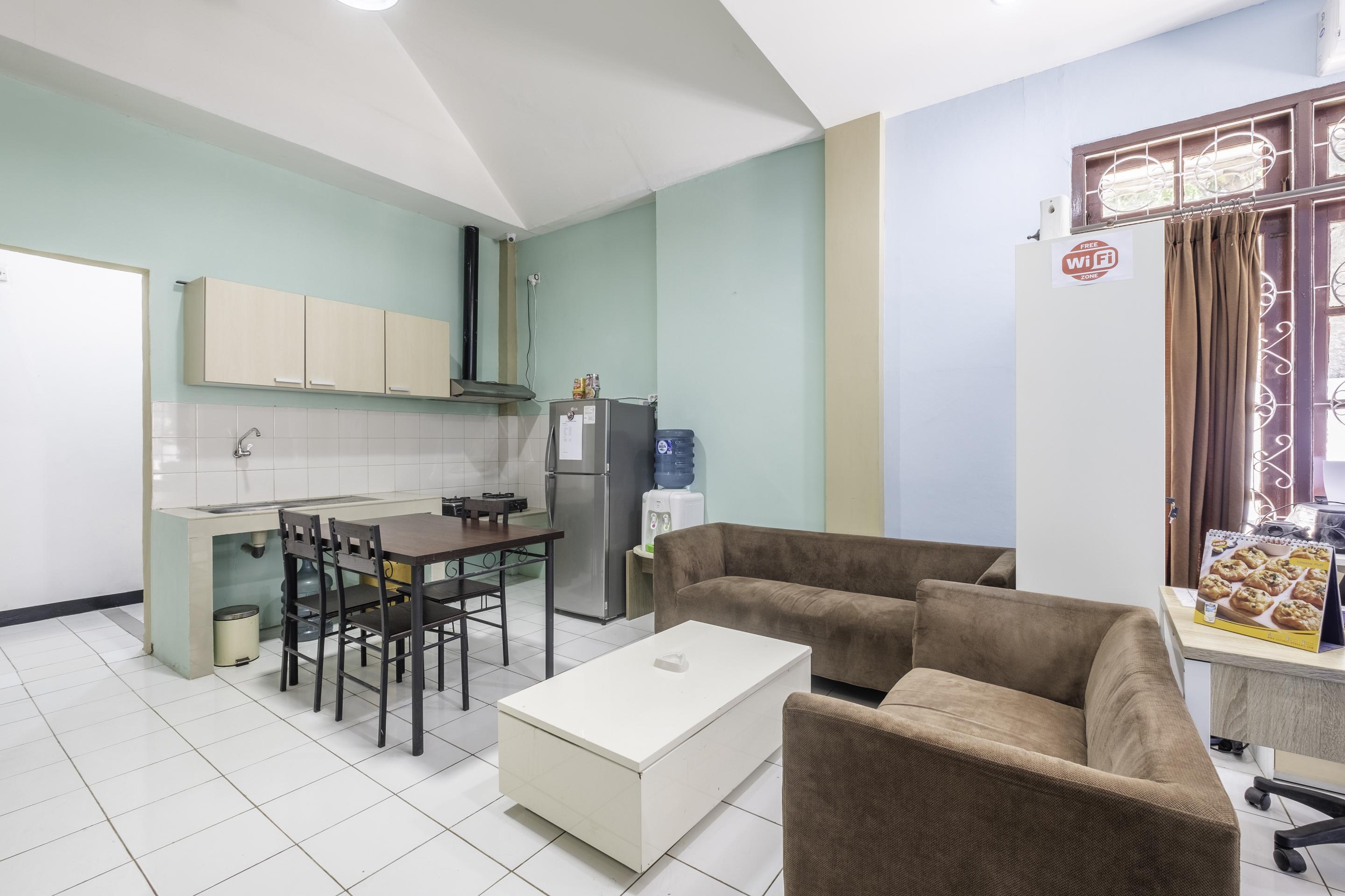 OYO 1568 Stasiun Ka Cirebon Guest House Exterior foto