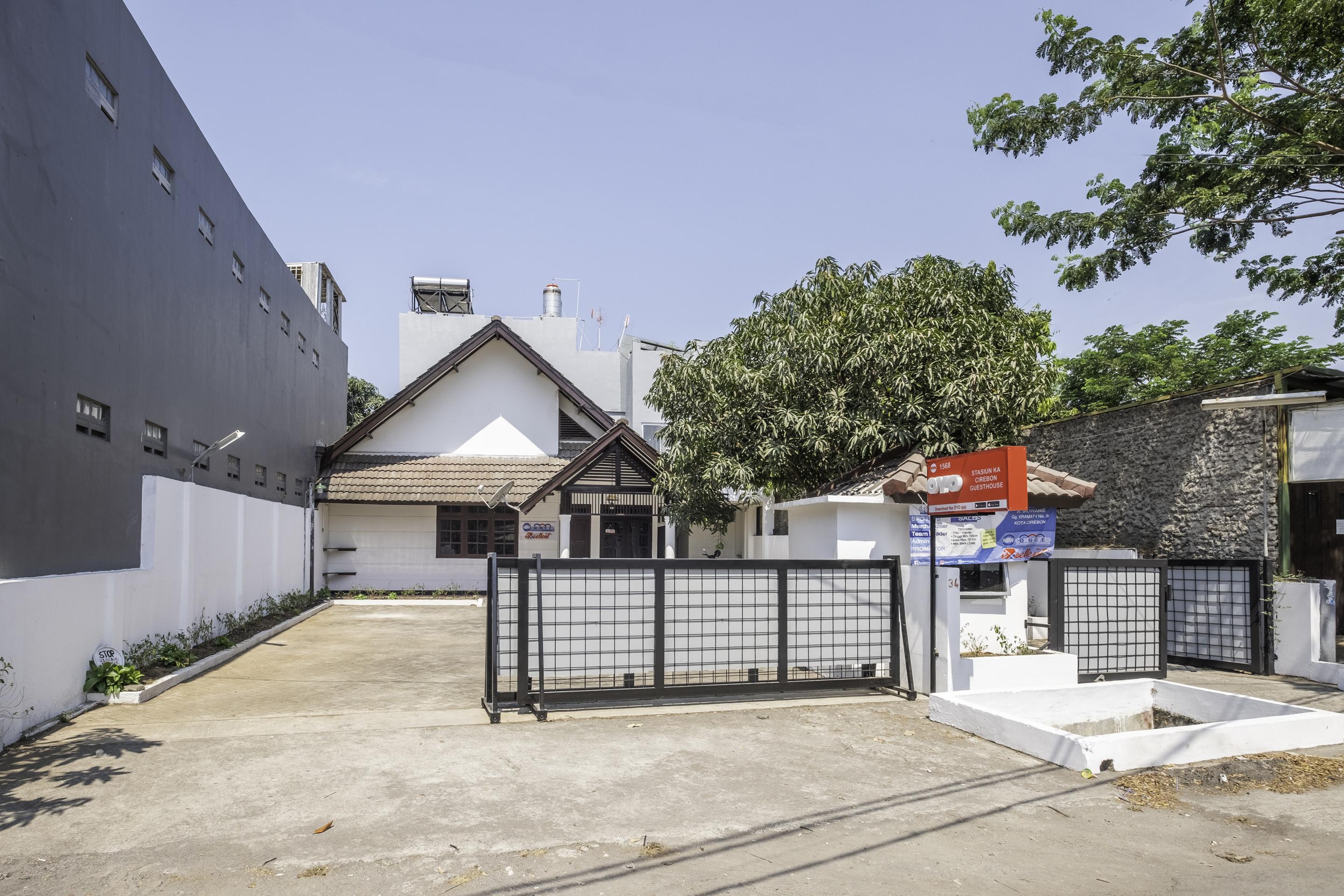 OYO 1568 Stasiun Ka Cirebon Guest House Exterior foto