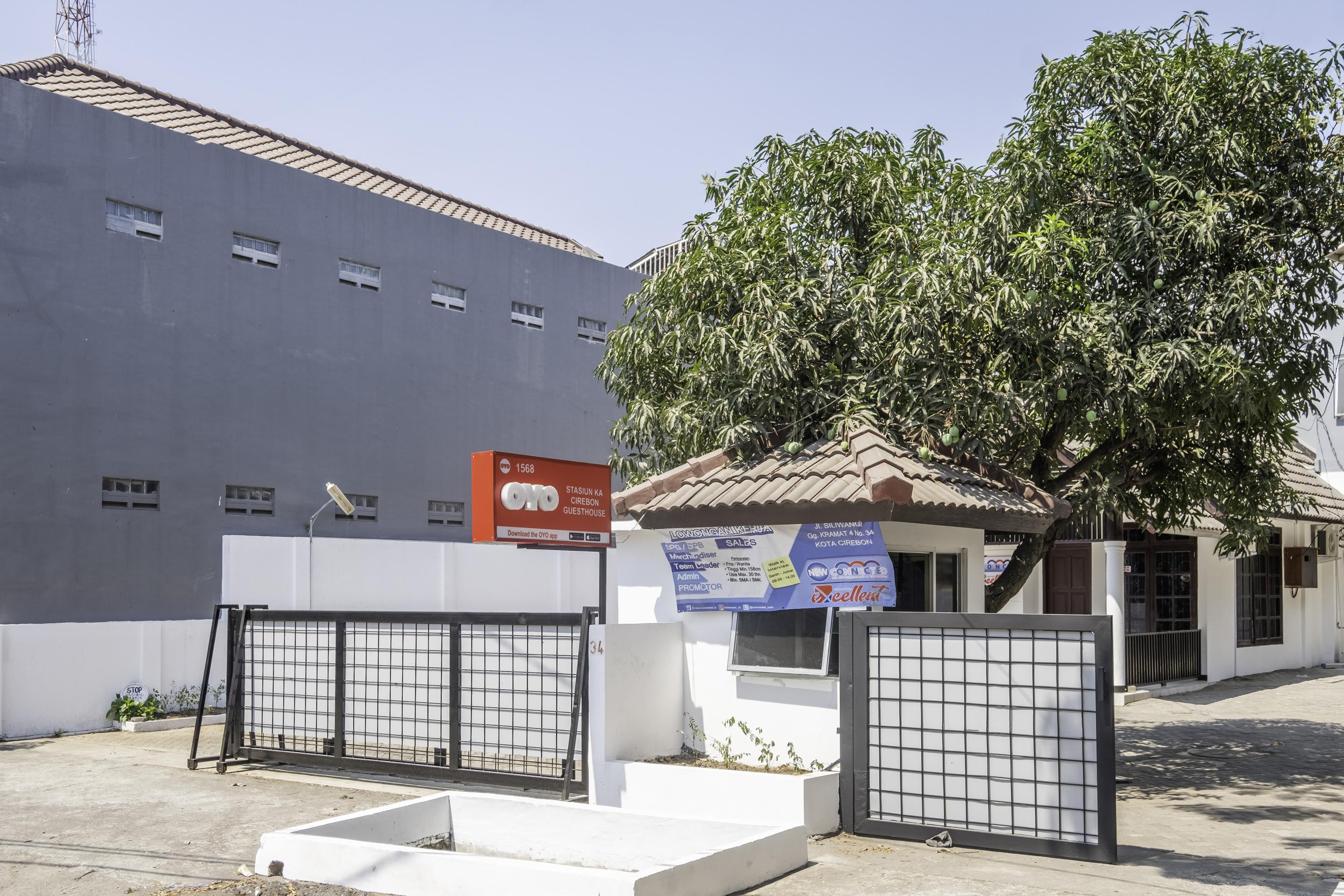 OYO 1568 Stasiun Ka Cirebon Guest House Exterior foto